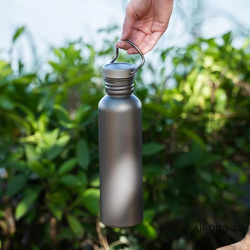 Bouteille Titane Pur 99,8% Ultra-Légère - 3 Tailles 500ml/600ml/750ml Premium Outdoor - Camp de Base Farzen+